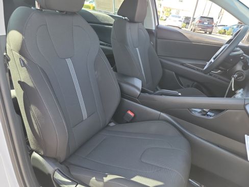 Certified 2025 Hyundai Elantra SE FWD image 22