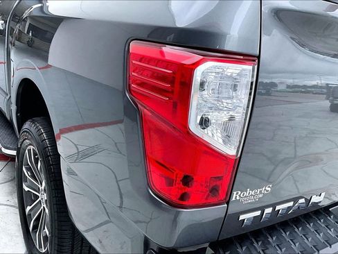 Used 2018 Nissan Titan SL AWD/4WD image 24