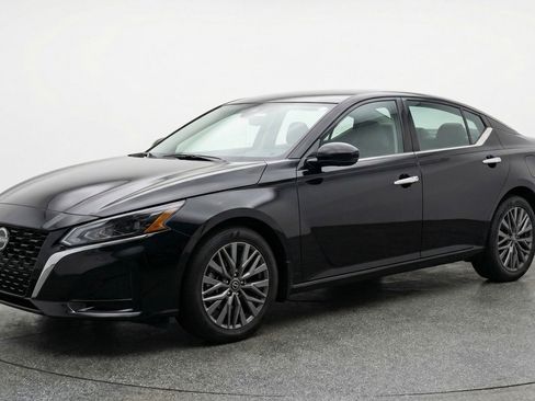 Used 2025 Nissan Altima 2.5 SV image 3