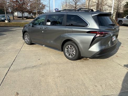 New 2026 Toyota Sienna XLE image 3