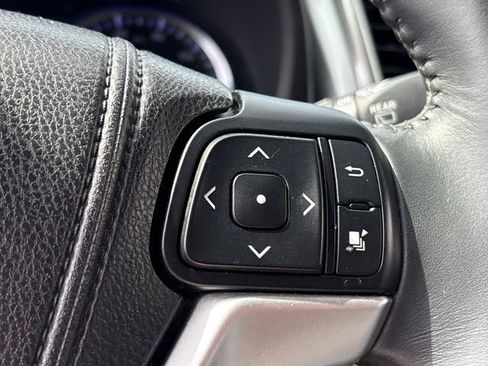 Used 2014 Toyota Highlander XLE FWD image 18