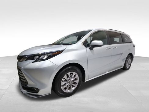 Used 2025 Toyota Sienna XLE image 8