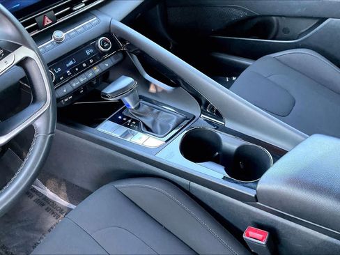 Certified 2025 Hyundai Elantra SEL FWD image 17