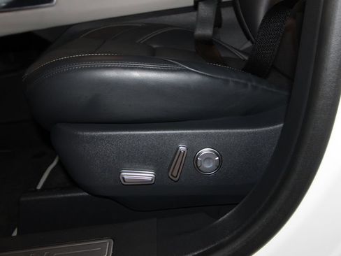 Used 2025 Lincoln Nautilus Premier w/ Equipment Group 102A AWD/4WD image 9