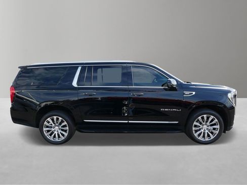 Used 2022 GMC Yukon XL Denali AWD/4WD image 3