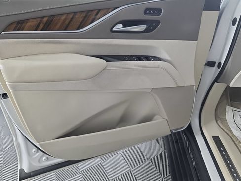 Used 2022 Cadillac Escalade Premium Luxury Platinum AWD/4WD image 11