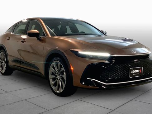 Used 2025 Toyota Crown Limited w/ Advanced Technology Package image 2