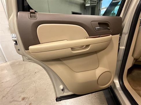Used 2011 GMC Yukon SLT w/ SLT-2 Equipment Package AWD/4WD image 17