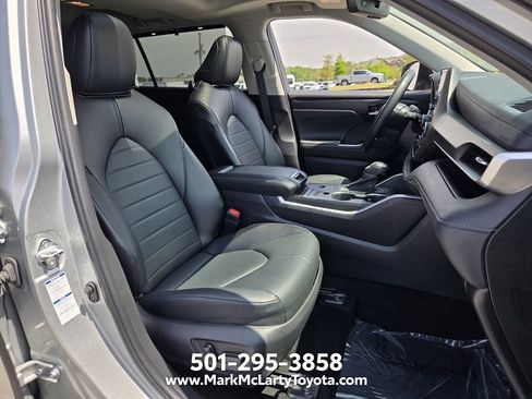 Used 2022 Toyota Highlander XLE AWD/4WD image 16