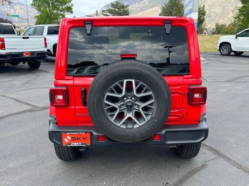 Used 2025 Jeep Wrangler Unlimited Sahara AWD/4WD image 9