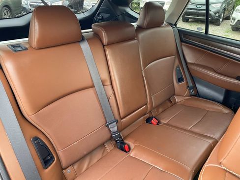 Used 2018 Subaru Outback 3.6R Touring AWD/4WD image 16