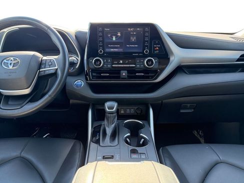 Used 2022 Toyota Highlander XLE AWD/4WD image 12