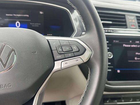 Used 2022 Volkswagen Tiguan SE w/ Panoramic Sunroof Package image 25