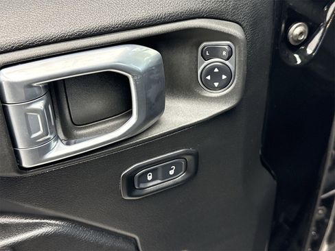 Used 2021 Jeep Gladiator Willys image 17
