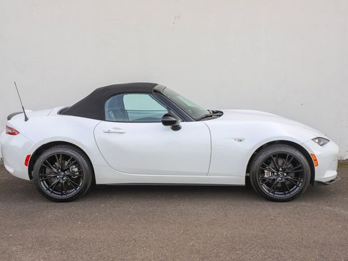 Used 2025 MAZDA MX-5 Miata Club RWD image 15