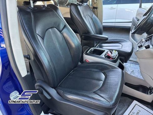 Used 2021 Chrysler Pacifica Touring-L image 37