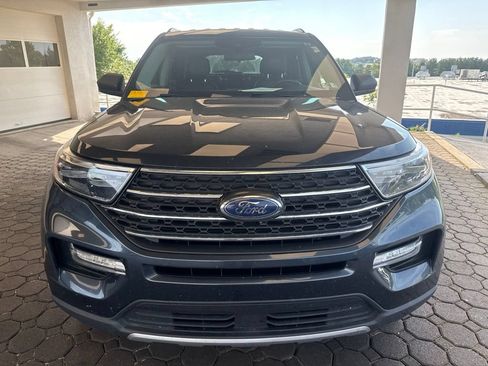Used 2022 Ford Explorer XLT w/ Equipment Group 202A AWD/4WD image 2