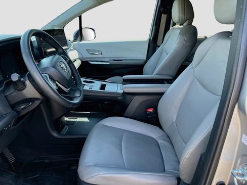 Used 2025 Toyota Sienna XLE w/ XLE Plus Package FWD image 20