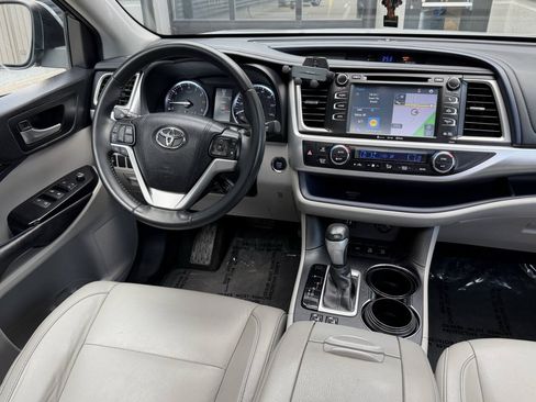 Used 2016 Toyota Highlander XLE AWD/4WD image 25