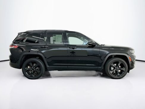 Used 2023 Jeep Grand Cherokee Altitude AWD/4WD image 10