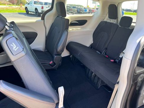 Used 2017 Chrysler Pacifica Touring FWD image 5