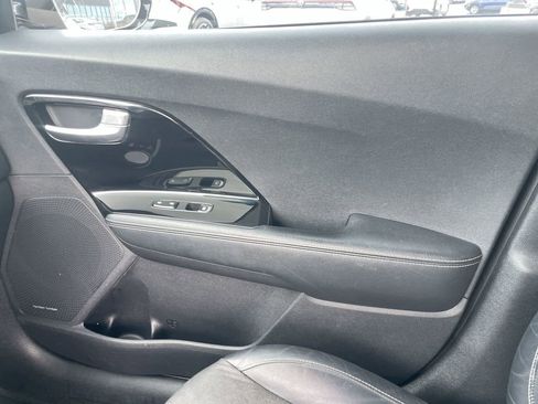 Used 2017 Kia Niro EX image 22