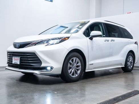 Certified 2021 Toyota Sienna XLE image 3
