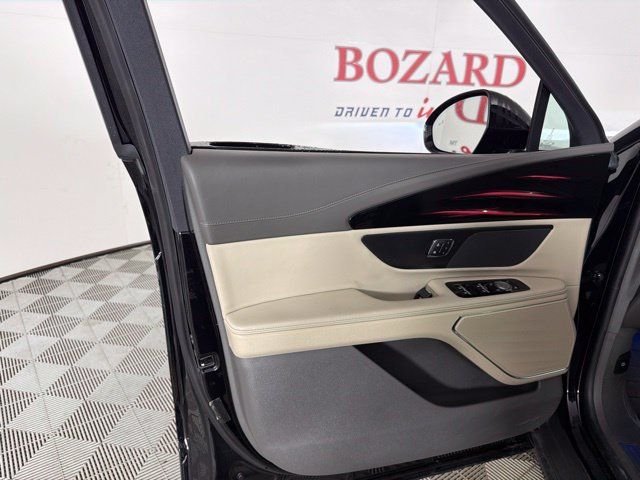 Used 2025 Lincoln Nautilus Premier AWD/4WD image 28