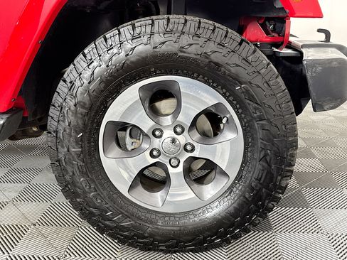 Used 2018 Jeep Wrangler Unlimited Sahara w/ Dual Top Group image 29