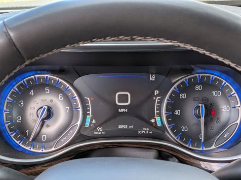 Used 2024 Chrysler Pacifica Limited FWD image 19