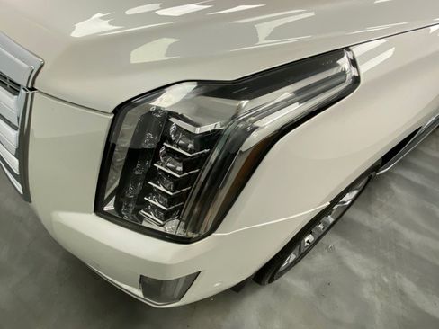 Used 2017 Cadillac Escalade Luxury w/ LPO, Radiant Package AWD/4WD image 11