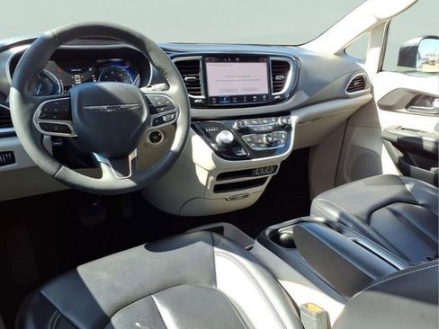 Used 2023 Chrysler Pacifica Touring-L image 4