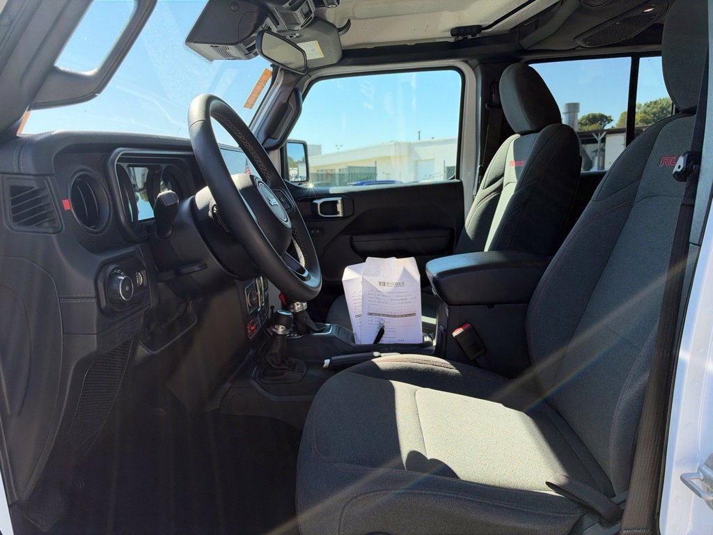 Used 2025 Jeep Wrangler Unlimited Rubicon AWD/4WD image 4