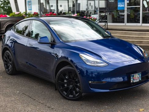 Used 2024 Tesla Model Y Long Range AWD/4WD image 2
