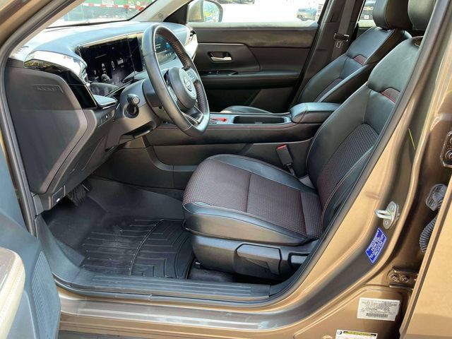 Used 2025 Nissan Kicks SR AWD/4WD image 28