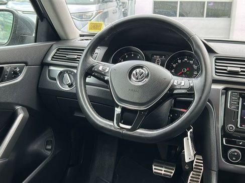 Used 2018 Volkswagen Passat 2.0T R-Line FWD image 23