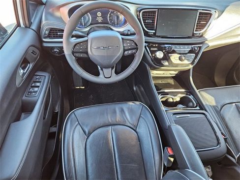 Used 2024 Chrysler Pacifica Limited w/ Uconnect Theater Family Group image 8