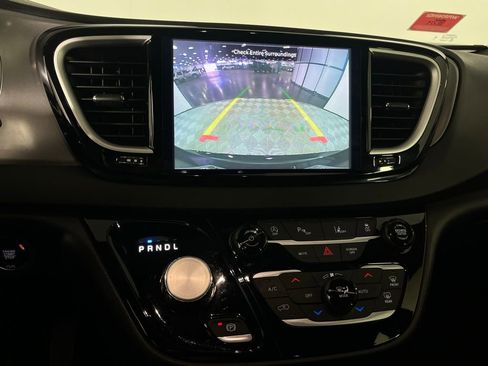 Used 2025 Chrysler Pacifica Select FWD image 16