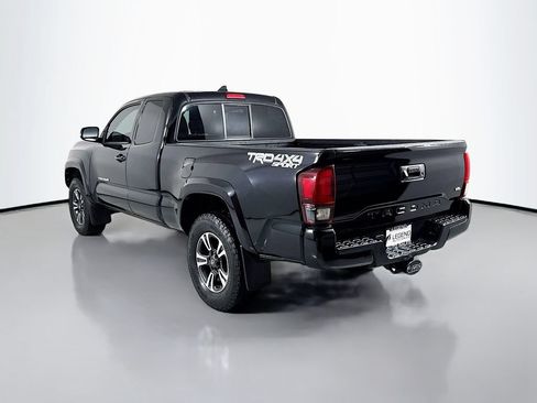 Used 2018 Toyota Tacoma TRD Sport AWD/4WD image 5