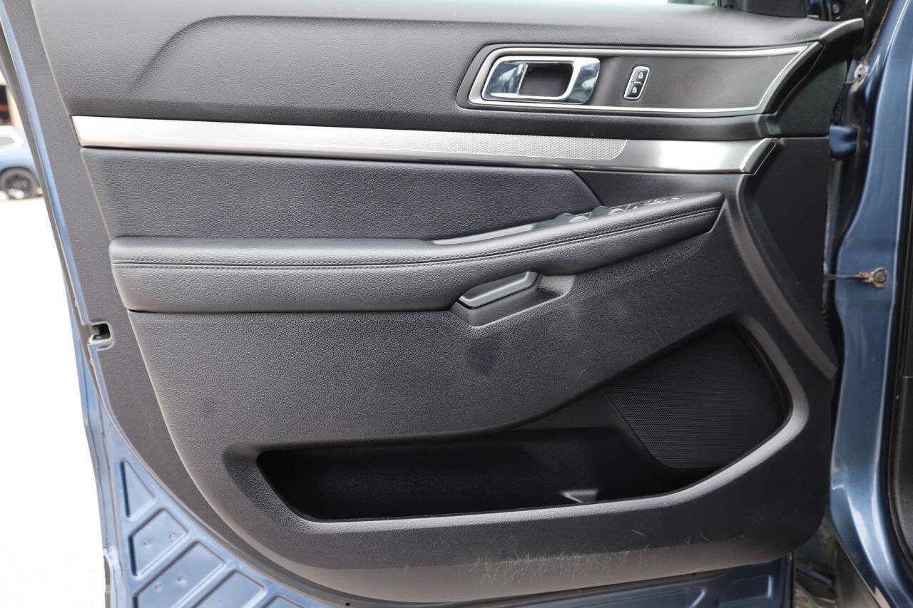 Used 2019 Ford Explorer XLT w/ Equipment Group 202A AWD/4WD image 12