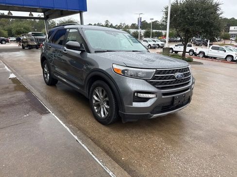 Used 2022 Ford Explorer XLT w/ Equipment Group 202A image 2