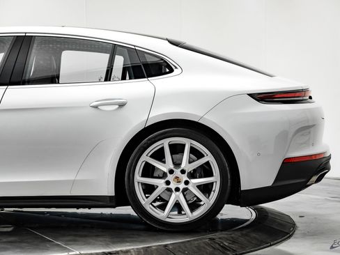Used 2025 Porsche Panamera w/ Premium Package image 9