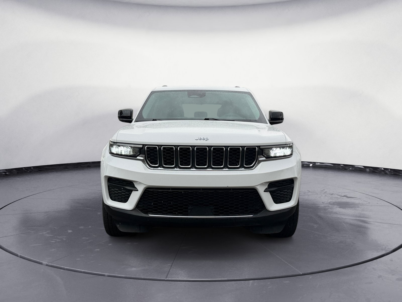 Used 2023 Jeep Grand Cherokee Laredo RWD image 2