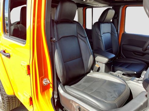 Used 2025 Jeep Wrangler Sahara image 27