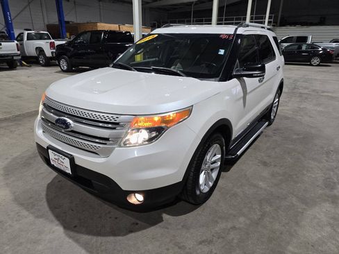 Used 2015 Ford Explorer XLT w/ Equipment Group 202A AWD/4WD image 2