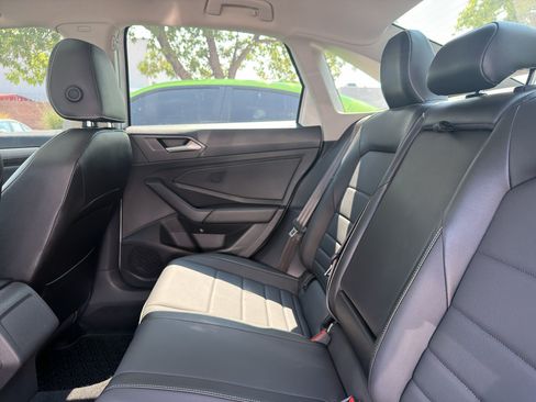 Used 2022 Volkswagen Jetta SE FWD image 4