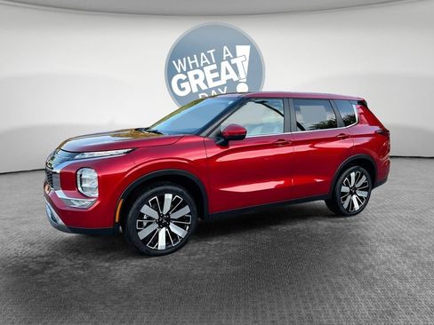 New 2025 Mitsubishi Outlander SE image 3