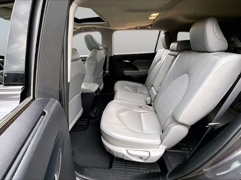 Used 2021 Toyota Highlander XLE FWD image 21