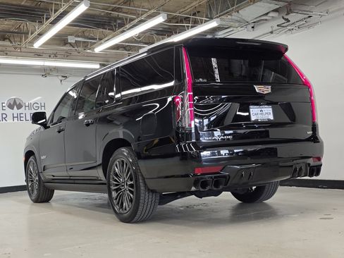 Used 2023 Cadillac Escalade ESV V AWD/4WD image 12