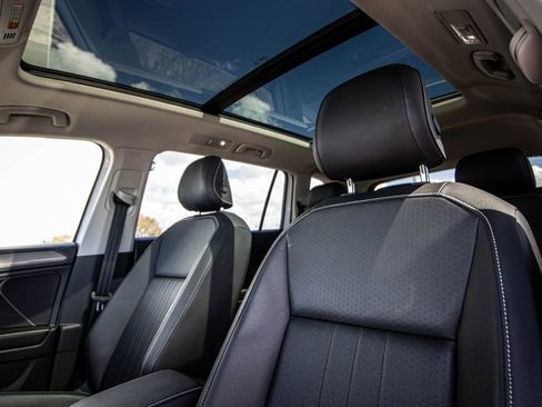 Used 2022 Volkswagen Tiguan SE w/ Panoramic Sunroof Package image 46